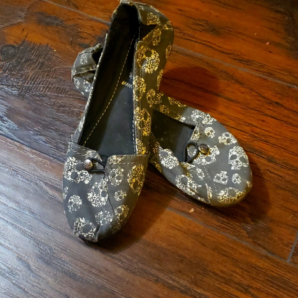 Skull gray and white slip on flats